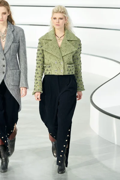 Look 15